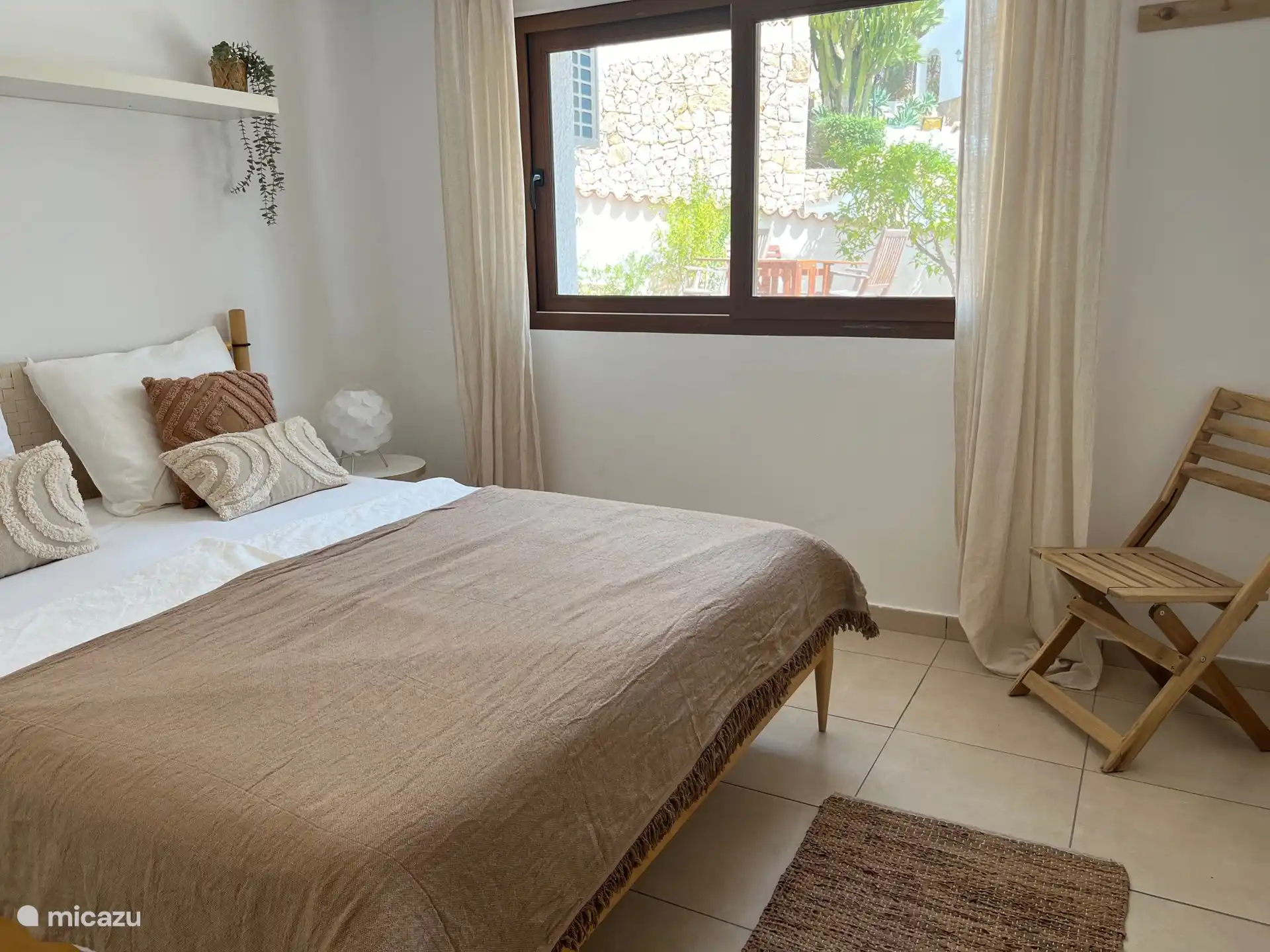 Acogedora habitación doble en la planta inferior con vistas al jardín.