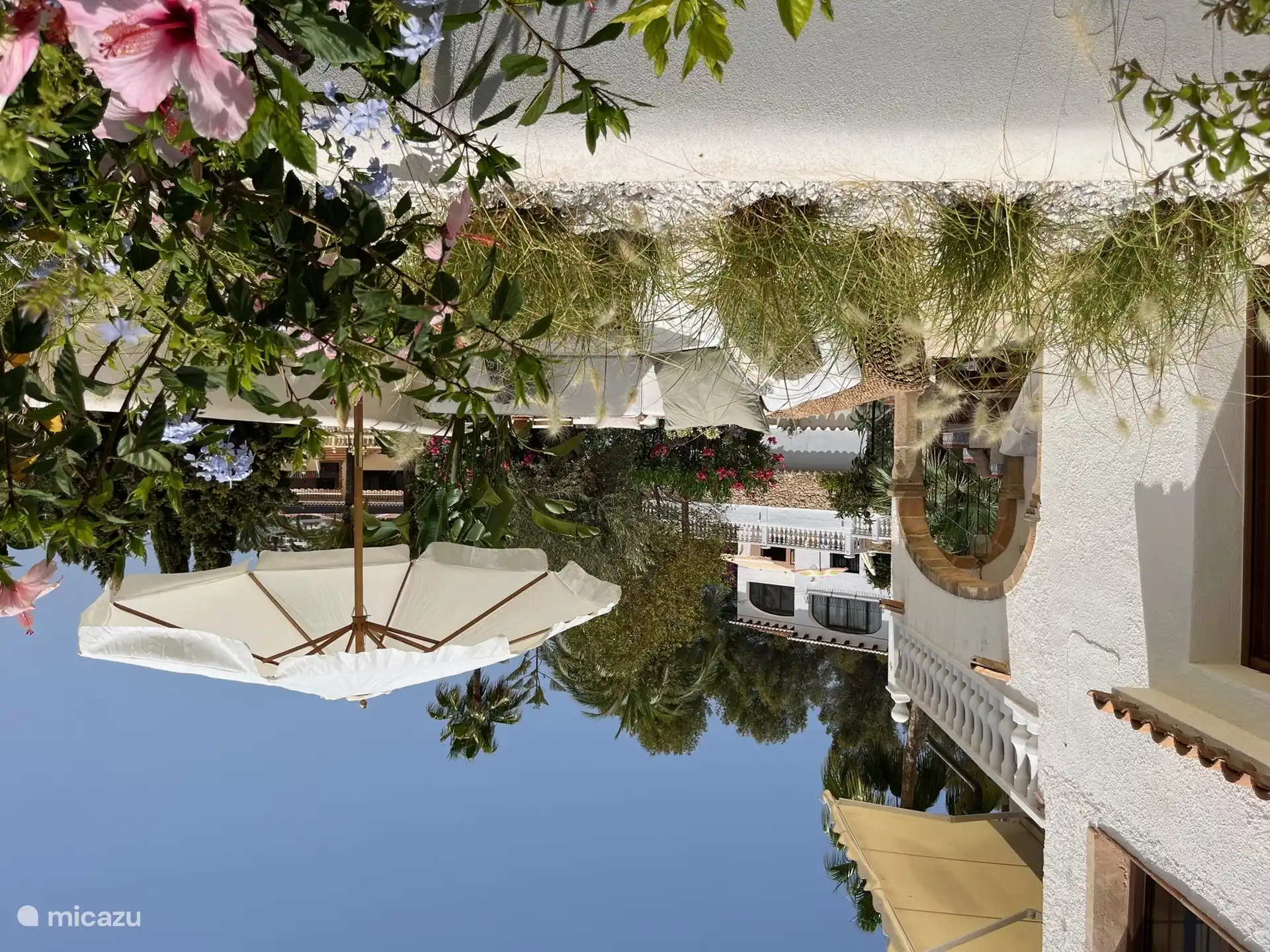 La escalera española conduce a la nueva terraza de estilo ibicenco, con banco enlucido y jardineras. A través de esta terraza también se llega a la entrada de la planta baja.