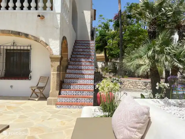 Villa Salvia en España, Costa Blanca, Benissa - villa La típica escalera de azulejos españoles a lo largo de la casa te lleva desde el piso superior, desde la naja, hasta el jardín, la terraza y la piscina. Además, hay otra escalera exterior desde la cochera.