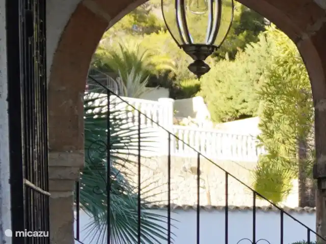 Villa Salvia en España, Costa Blanca, Benissa - villa Una vista desde la terraza hacia un lado, donde también hay una entrada adicional para el apartamento de la planta baja.