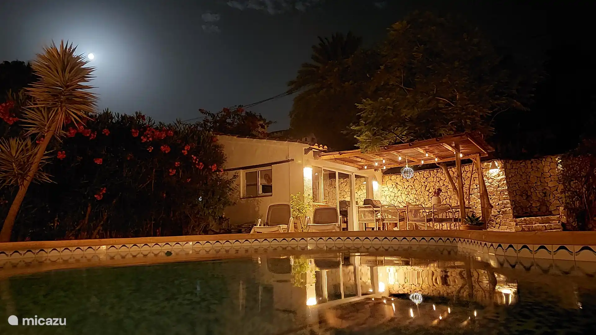 Por la noche, el jardín está agradablemente iluminado. La cocina exterior con pérgola también es un lugar maravilloso para terminar el día por la noche. 