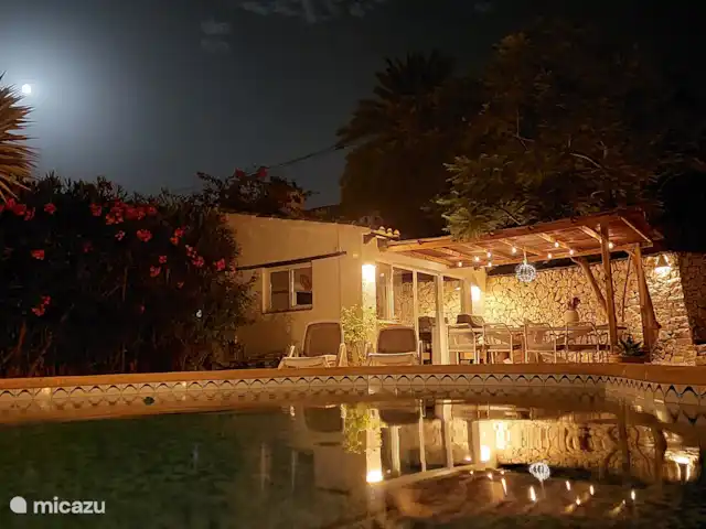 Villa Salvia en España, Costa Blanca, Benissa - villa Por la noche, el jardín está agradablemente iluminado. La cocina exterior con pérgola también es un lugar maravilloso para terminar el día por la noche.