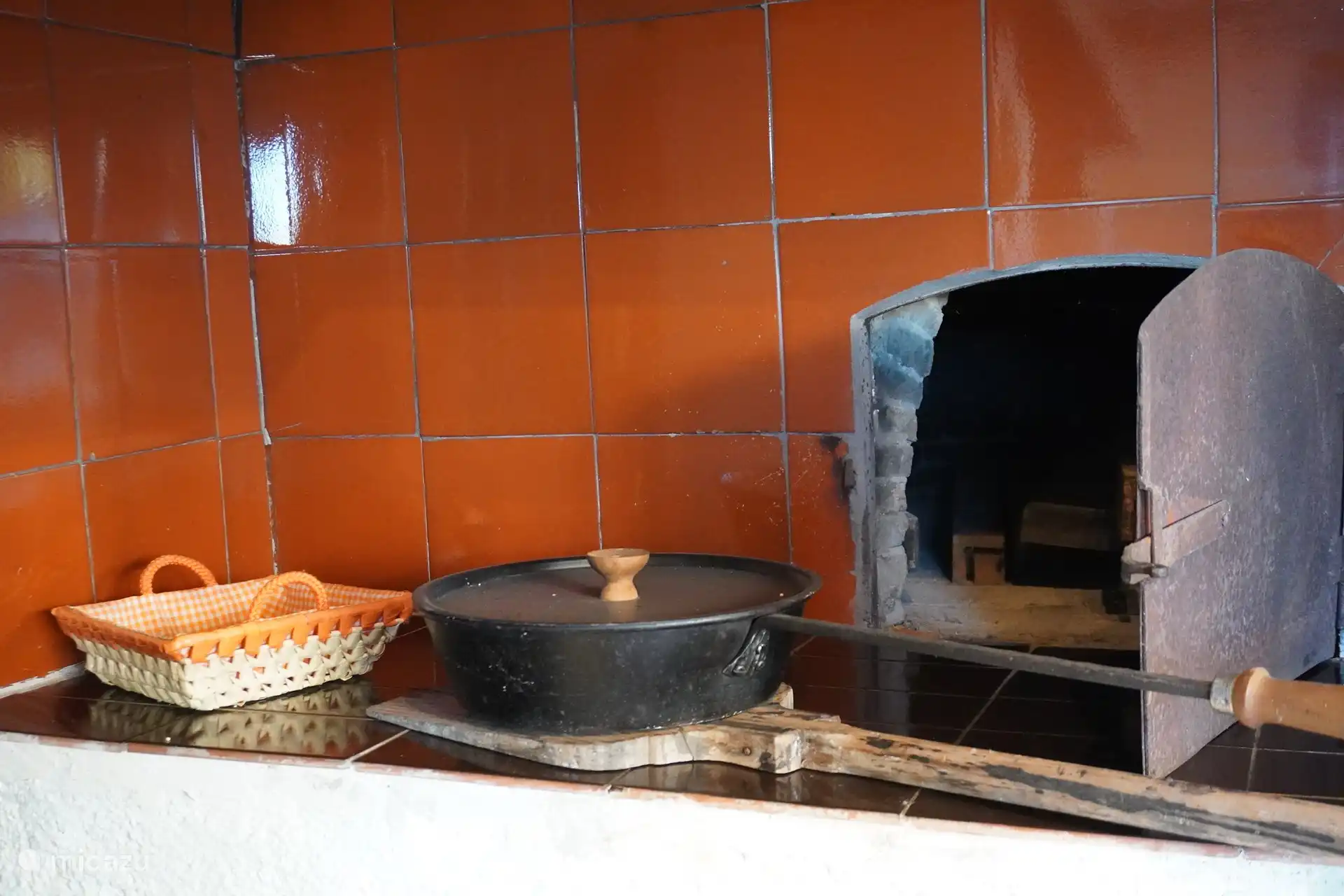 El auténtico horno de leña para pizzas es multifuncional. También puedes preparar en él deliciosas gambas, paella u otros platos.