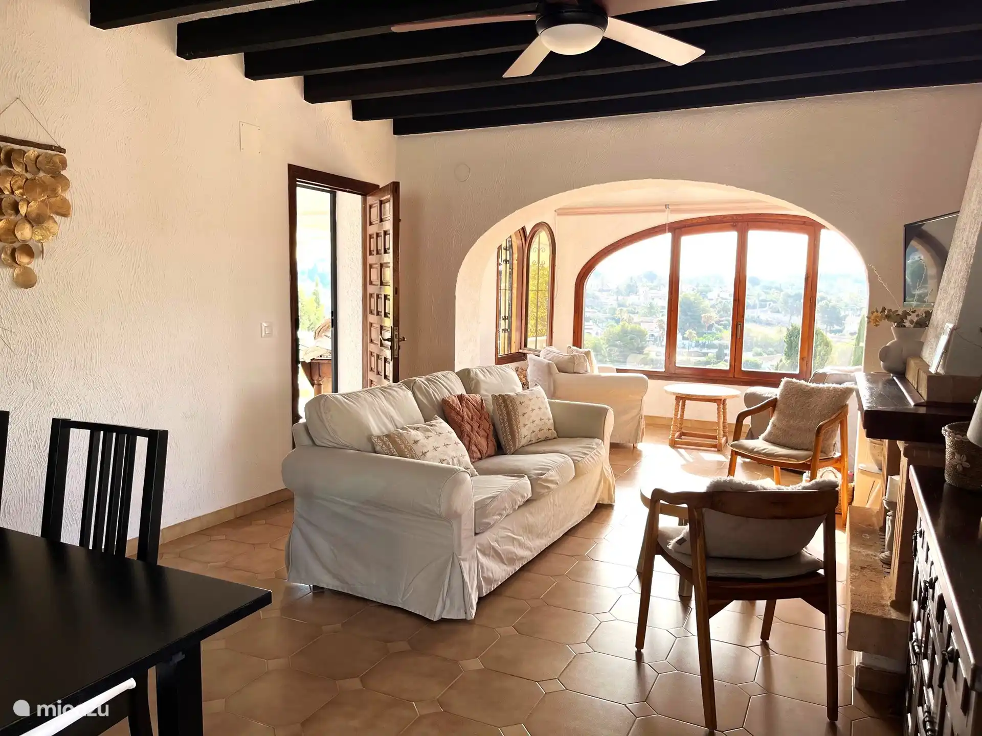 Un acogedor y espacioso salón con chimenea, donde la vista llama inmediatamente la atención. La sala de estar está conectada directamente con la naja, la habitación al aire libre, con balcón.
Por la noche, el ambiente en la sala de estar es muy acogedor, con una iluminación cálida y una chimenea