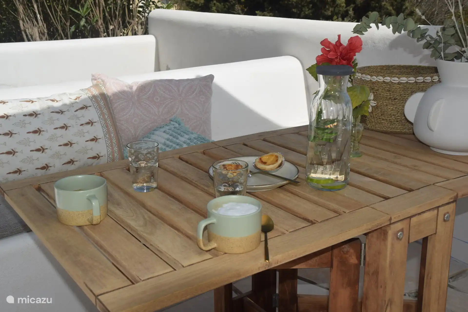 Disfruta de un café con delicias españolas como el pastel de nata.