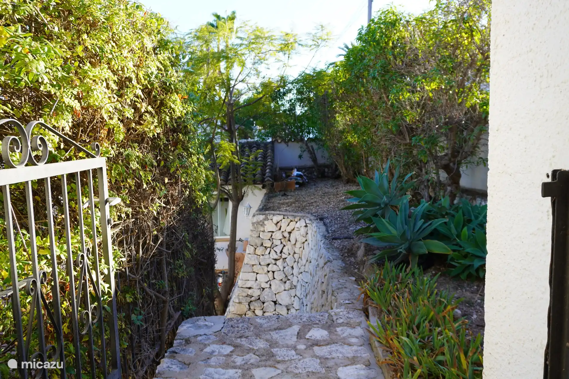 Desde la cochera también se puede bajar las escaleras y se puede llegar a la cocina exterior y a la piscina. De hecho, puedes caminar por toda la casa a través del jardín.