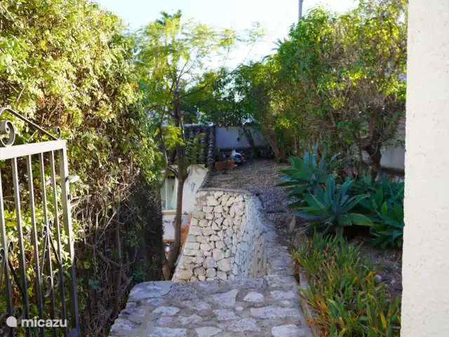 Villa Salvia en España, Costa Blanca, Benissa - villa Desde la cochera también se puede bajar las escaleras y se puede llegar a la cocina exterior y a la piscina. De hecho, puedes caminar por toda la casa a través del jardín.