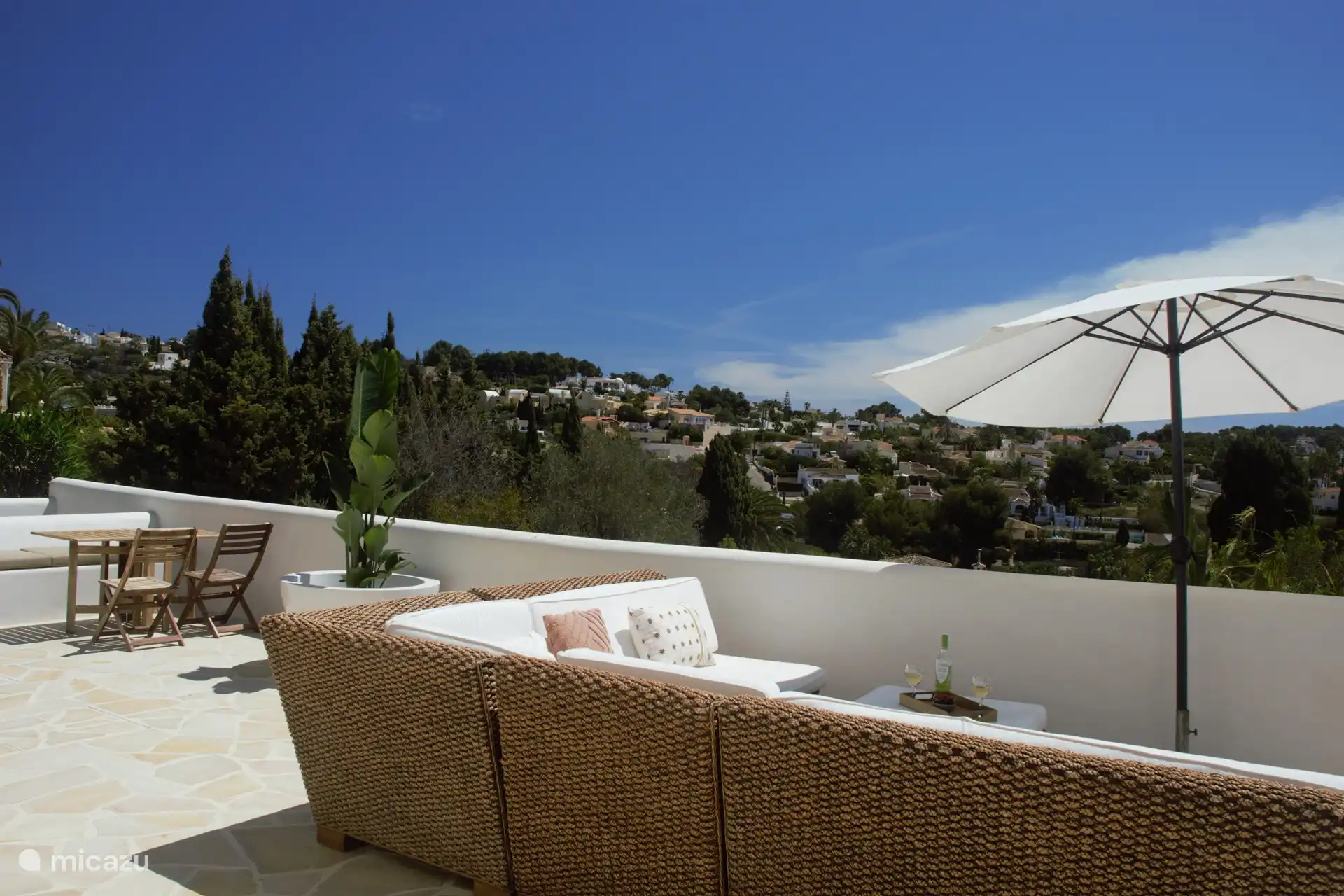 Villa Salvia es un lugar maravilloso para pasar sus vacaciones con todo cerca, sol, mar, playa y pueblos con encanto, incluido el cercano Moraira. Desde la terraza se tiene una vista del valle que une Benissa y Moraira.