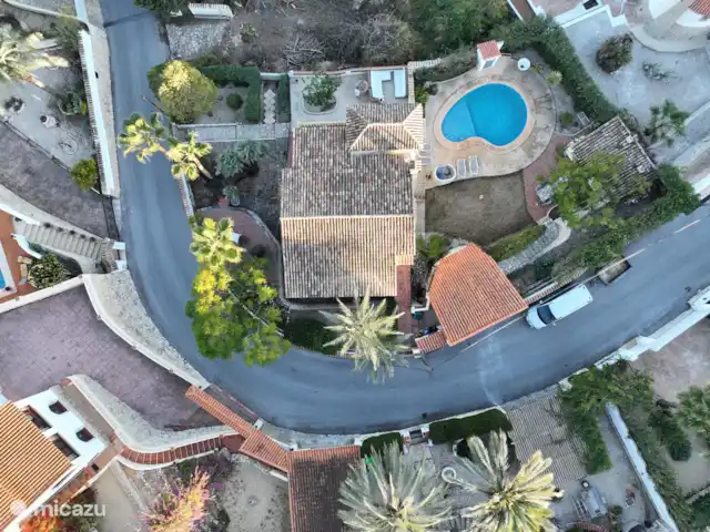 Villa Salvia en España, Costa Blanca, Benissa - villa Una vista aérea con una vista del entorno verde y también de la gran superficie de la casa y el jardín (sin terraza aún renovada y paredes renovadas)