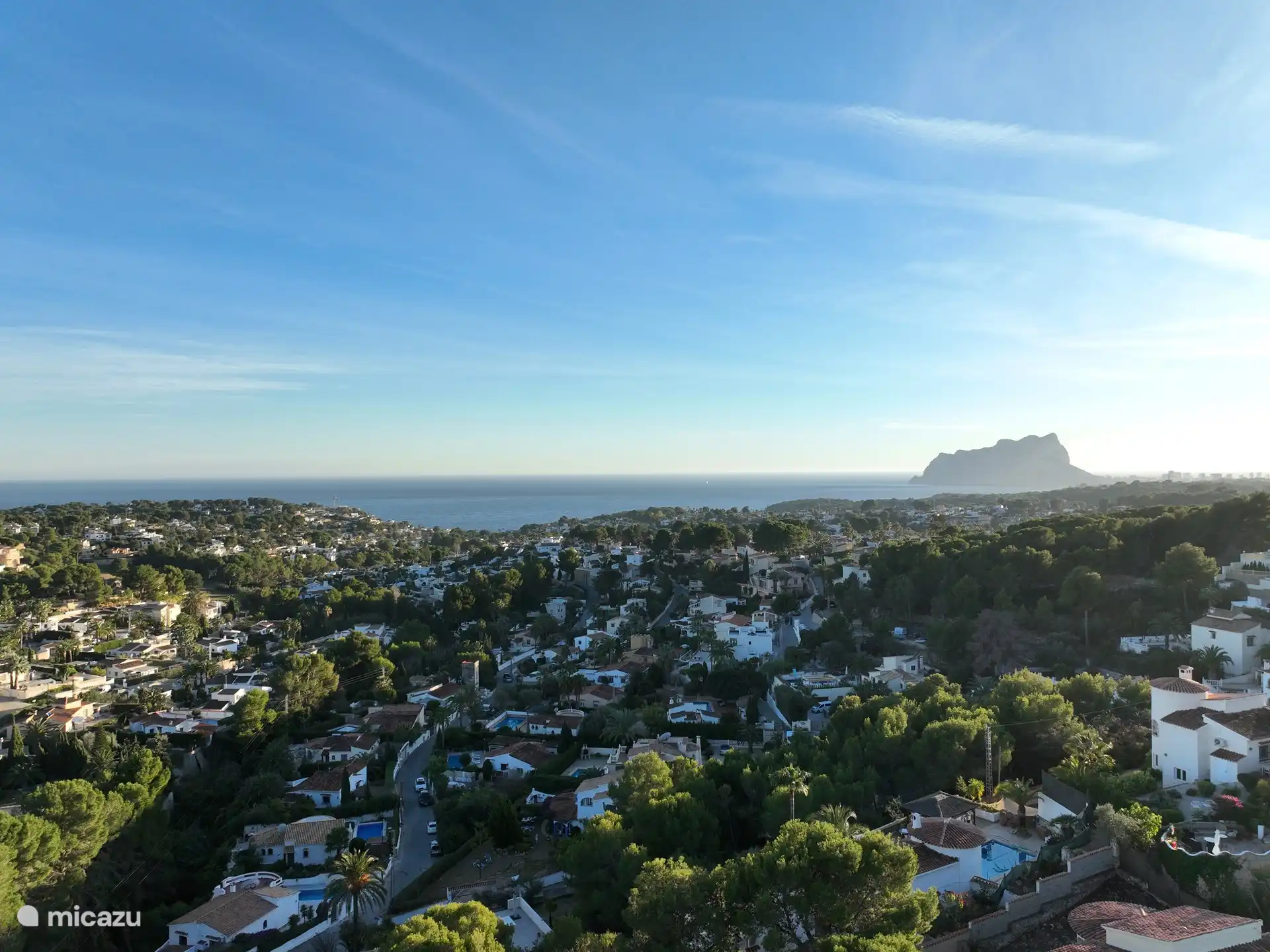 Benissa Costa, con vistas al famoso peñón de Ifach en el mar. ¡Esto también se puede escalar!