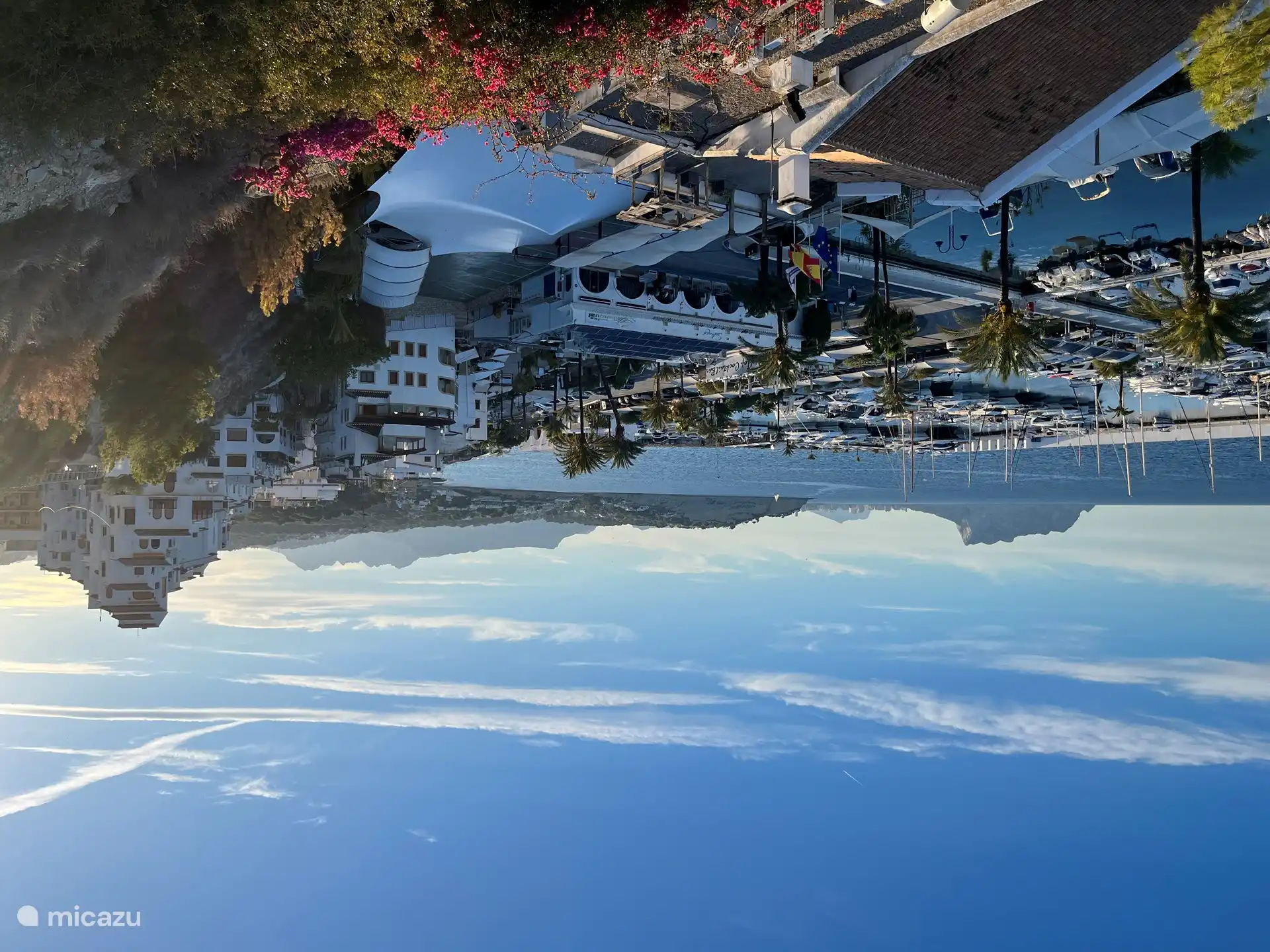 El cercano y acogedor pueblo de Moraira con puerto deportivo y club náutico. También aquí el famoso peñón de Ifach de fondo.