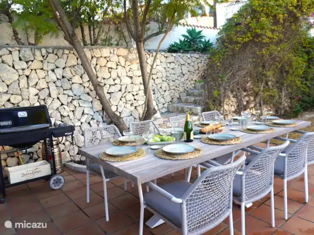 Villa Salvia en España, Costa Blanca, Benissa - villa Acogedora barbacoa y cena juntos en el jardín, frente a la cocina exterior bajo la pérgola.