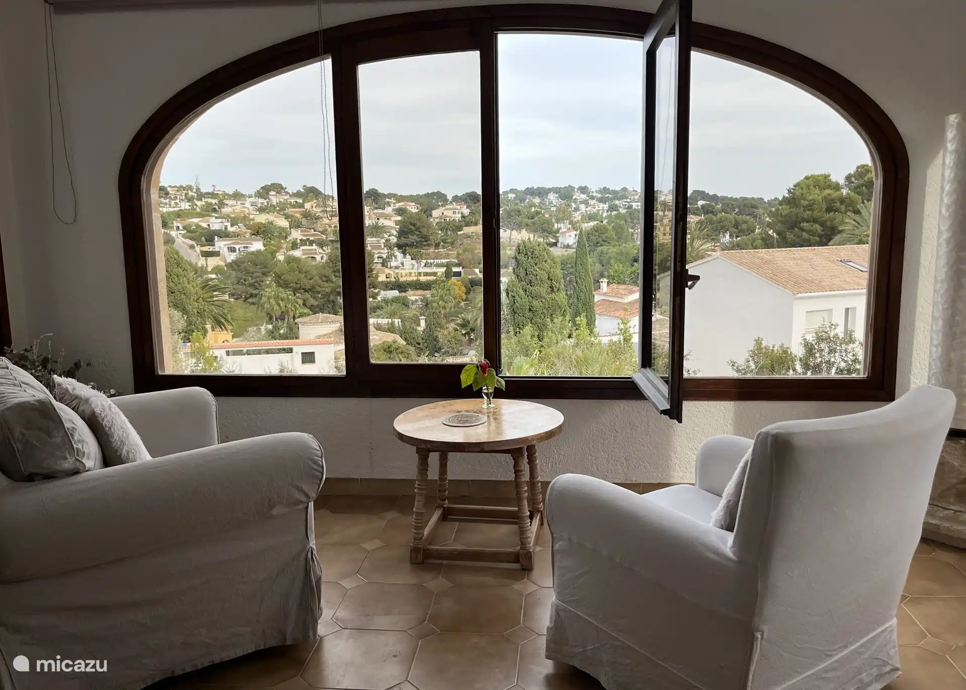 Una hermosa sala de estar en la sala de estar con una hermosa vista, donde se puede ver la salida del sol por la mañana