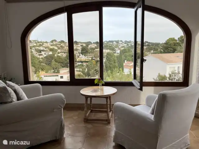 Villa Salvia en España, Costa Blanca, Benissa - villa Una hermosa sala de estar en la sala de estar con una hermosa vista, donde se puede ver la salida del sol por la mañana