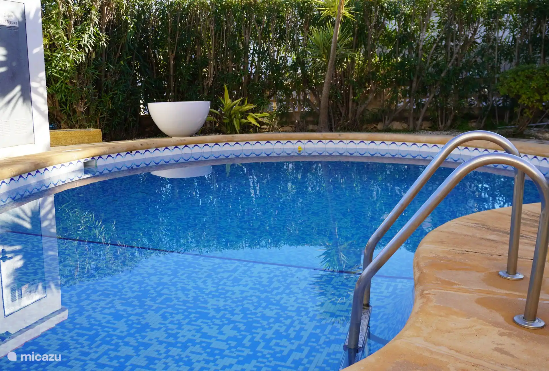 La refrescante piscina está orientada al sur y tiene mucha privacidad.