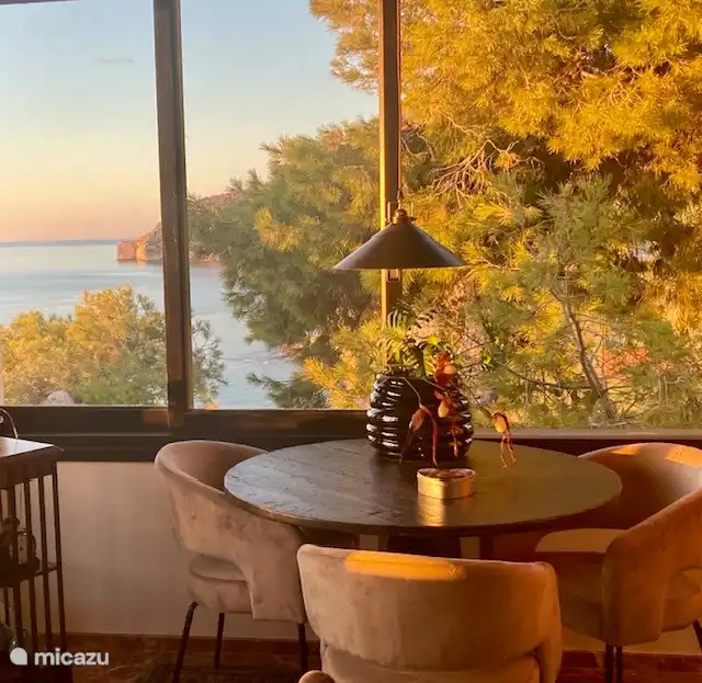 Belles vues depuis le salon avec le soleil du soir. Les doubles fenêtres ont été restaurées à l’origine avec beaucoup d’énergie et de savoir-faire. La municipalité en est également très satisfaite.