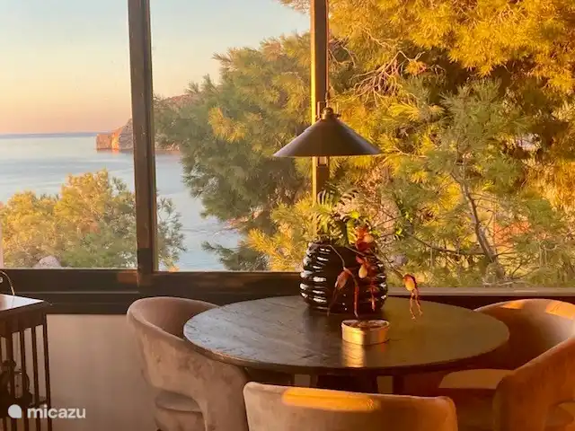 appartement huren in Spanje, Costa Blanca, Calpe – Amfitheater Bofill Calpe Oro Prachtig uitzicht vanuit de woonkamer met de avond zon. De dubbele ramen zijn  met heel veel energie en kennis gerestaureerd naar origineel. Waar ook de gemeente heel blij mee is.