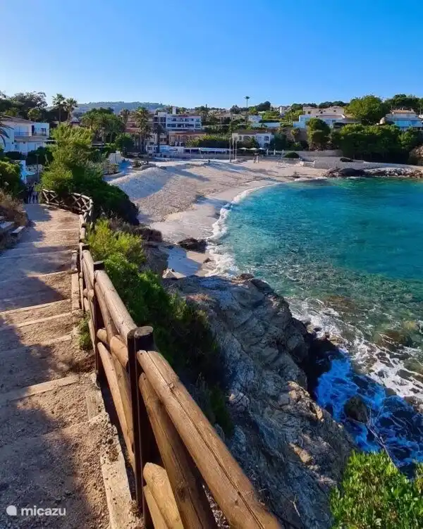 Chemin le long de la mer, passe également devant l'appartement