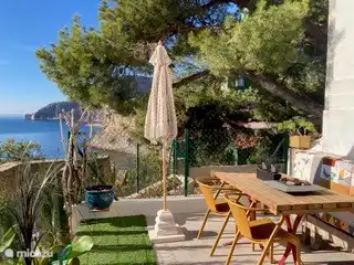 Terrasse avec vue dégagée sur la mer et le magnifique littoral.