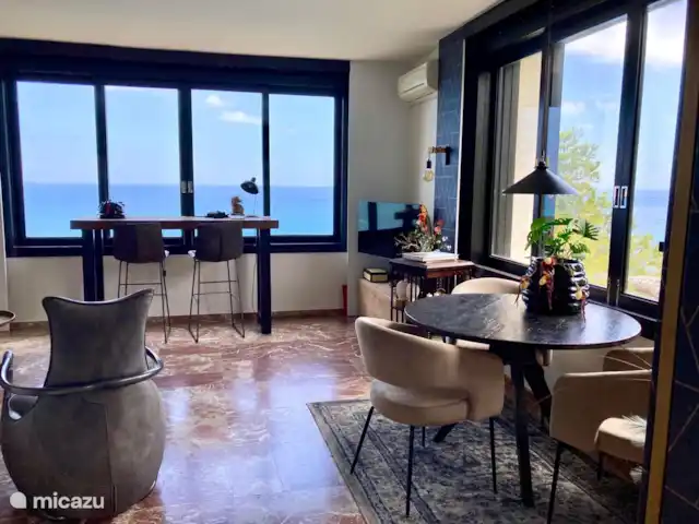 appartement huren in Spanje, Costa Blanca, Calpe – Amfitheater Bofill Calpe Oro Onze woning is een hoek pand! De woning daardoor een grote meerwaarde en beleving, daardoor “draait” er altijd een heerlijk windje door. U geniet van zee met de diversiteit van boten. Een plek waar je niet meer vandaan komt.