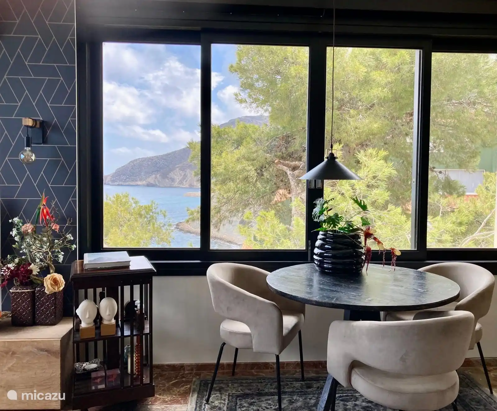 Un endroit merveilleux et beau pour profiter du littoral, vers le port rénové de Puerto Blanco.