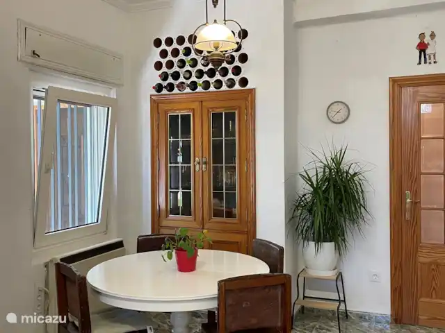 Villa familiar española con piscina  en España, Valencia, La Eliana - villa Mesa de comedor en la cocina