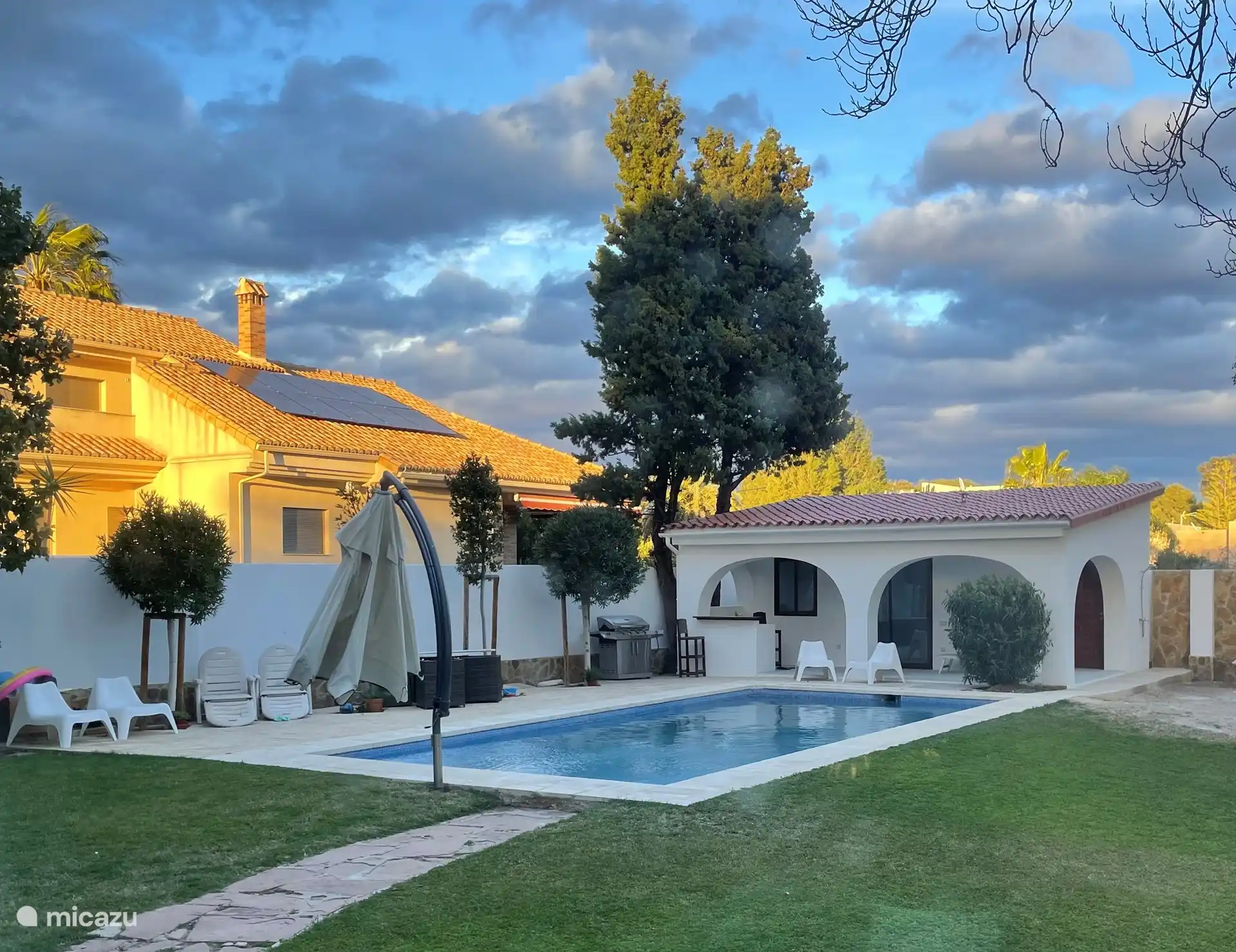 Casa de la piscina con cama de 2 personas, baño y cocina al aire libre
