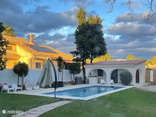 Villa familiar española con piscina  en España, Valencia, La Eliana - villa Casa de la piscina con cama de 2 personas, baño y cocina al aire libre