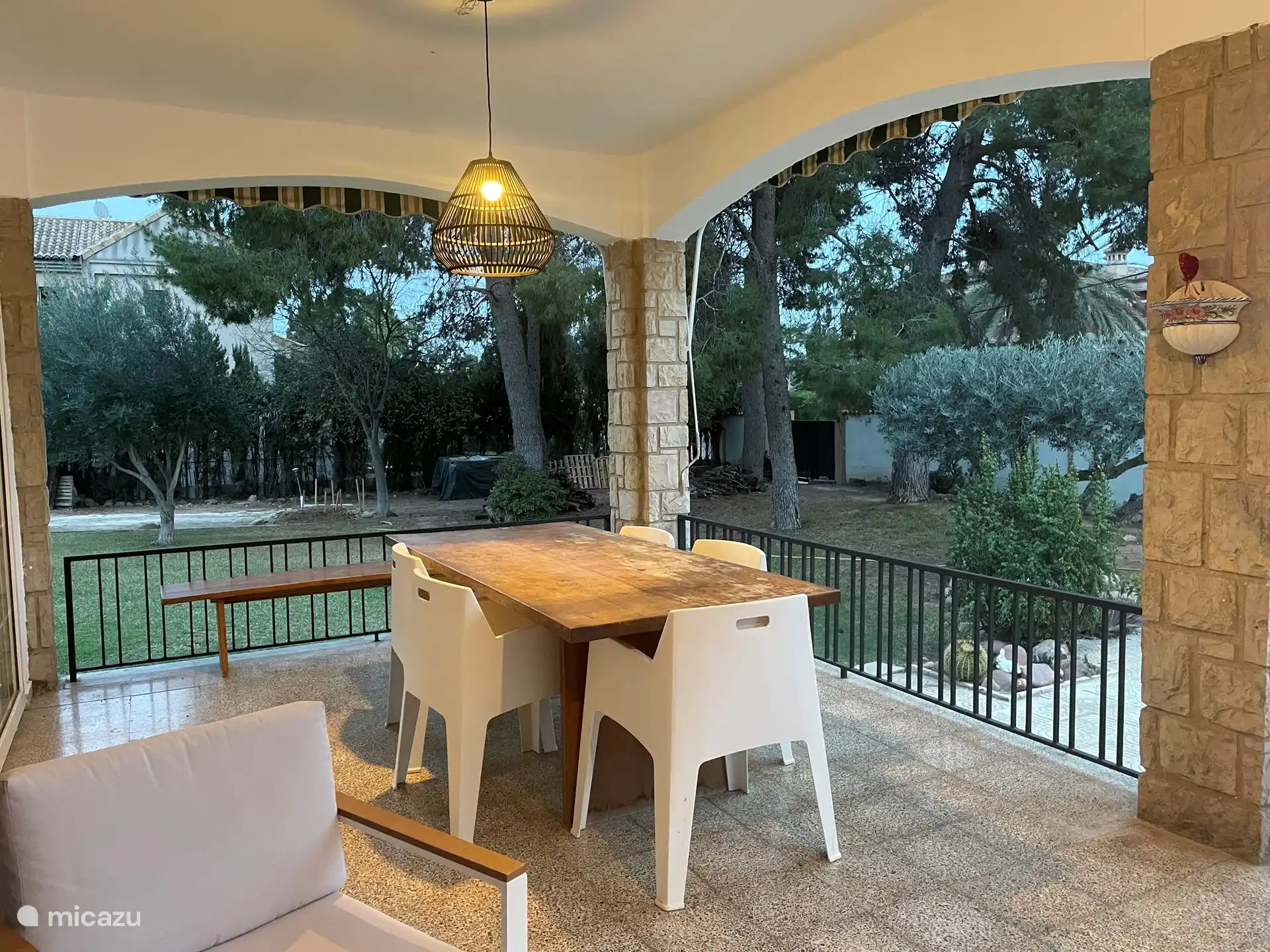 Terraza cubierta de la casa principal