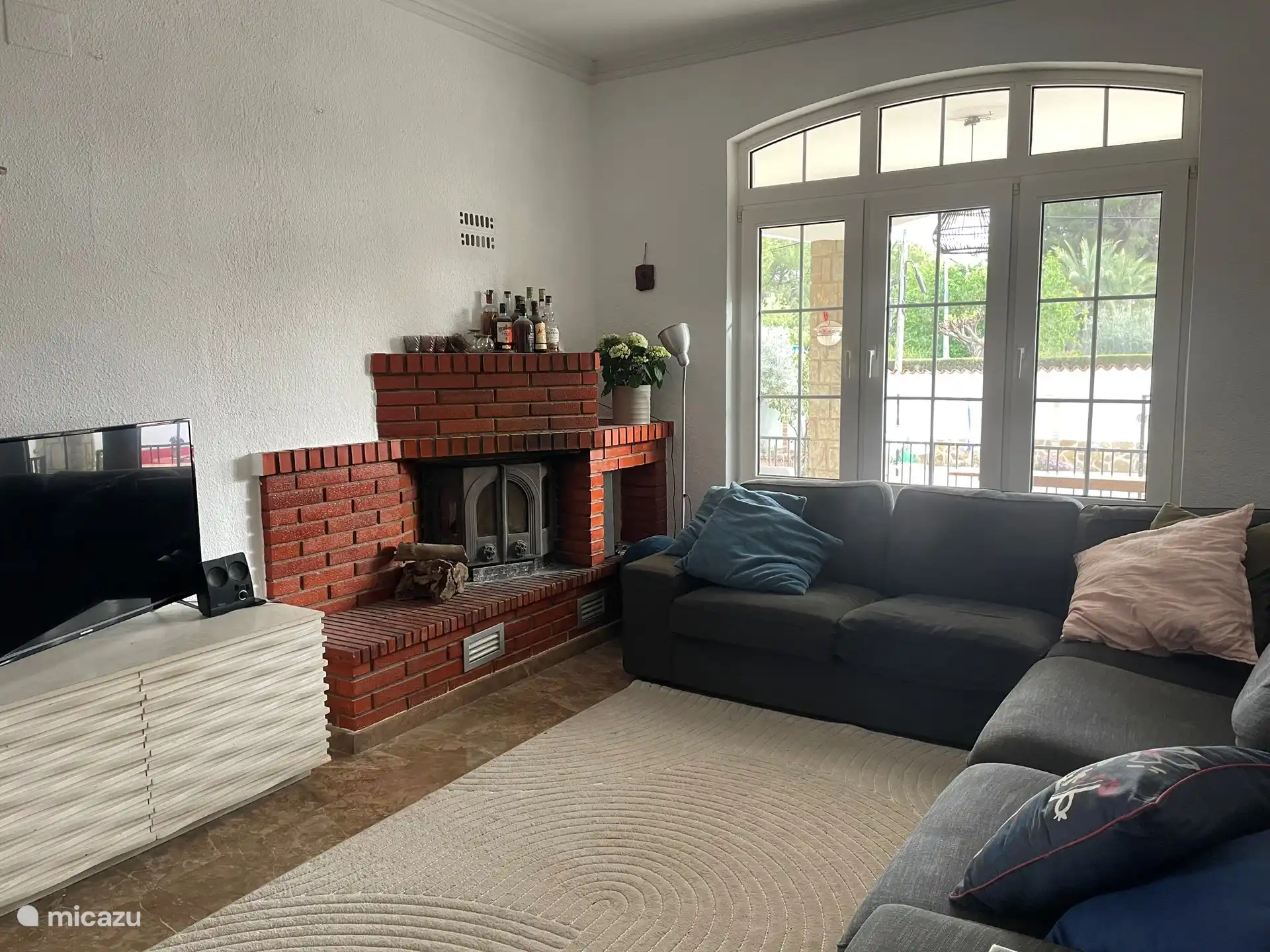 Sala de estar con público y TV 