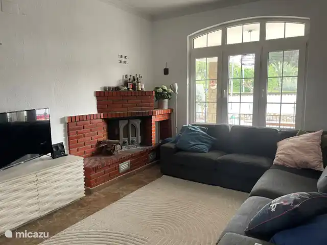 Villa familiar española con piscina  en España, Valencia, La Eliana - villa Sala de estar con público y TV