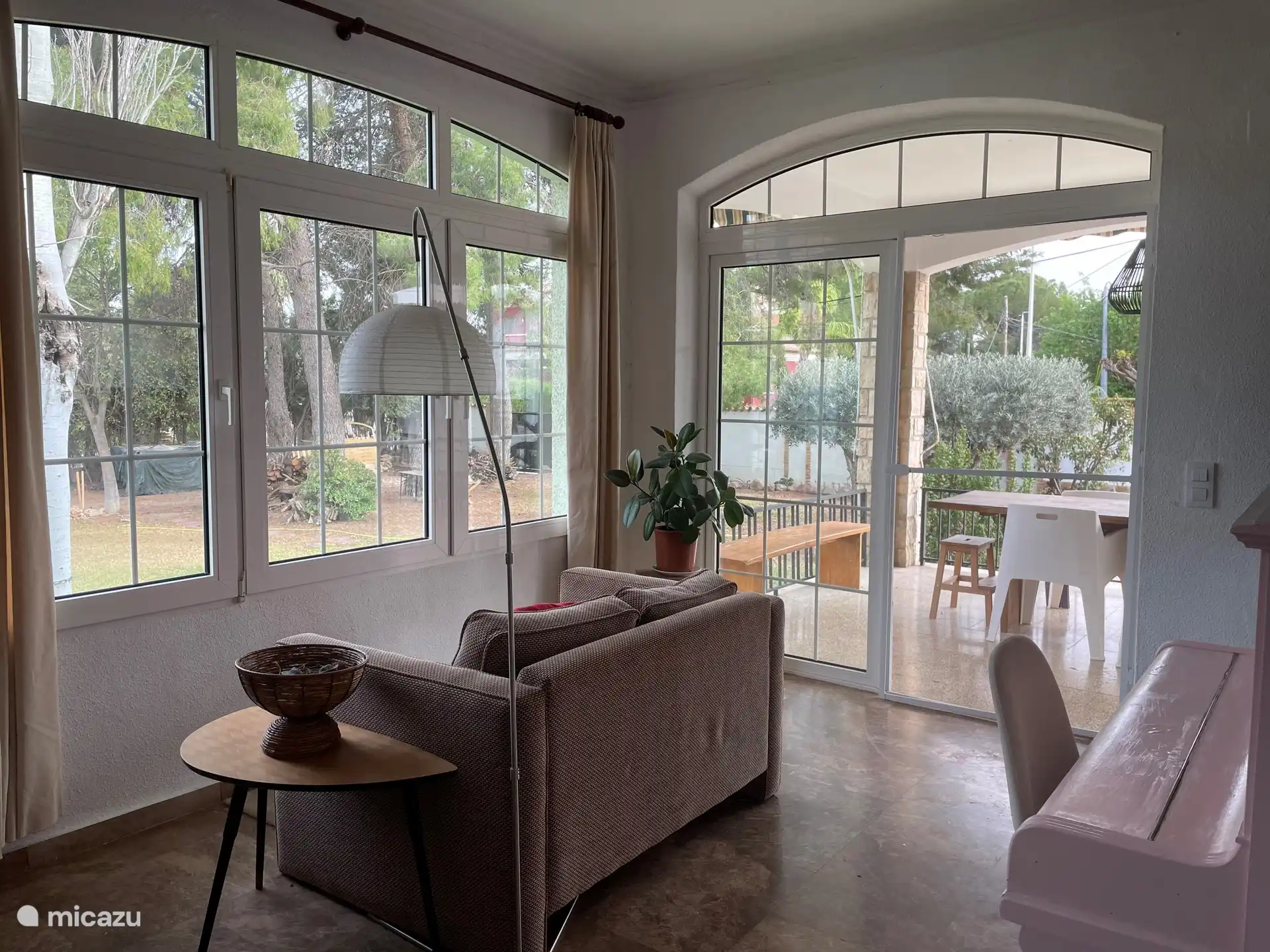 Paso de la sala de estar a la terraza cubierta