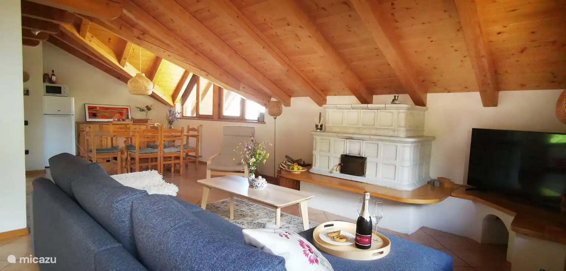 Séjour avec poêle en faïence.