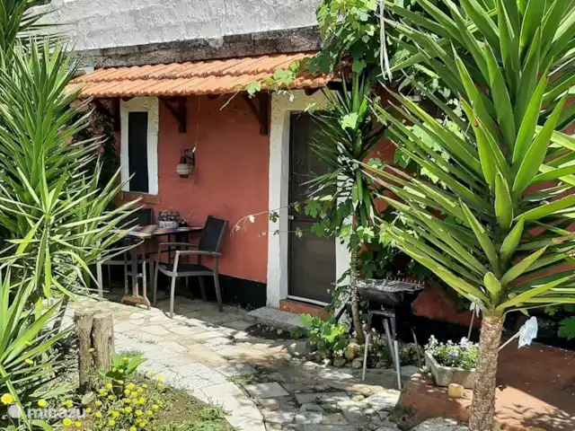 Wandelen, Portugal, Costa de Prata, Leiria, studio Casa Raposa Achterkant studio en buitenzitje