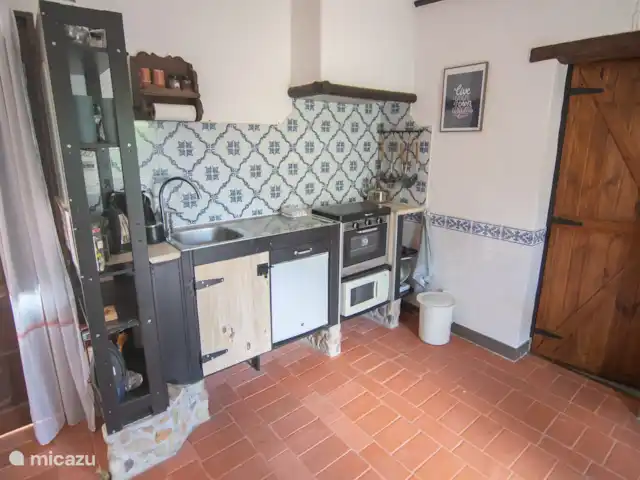 Wandelen, Portugal, Costa de Prata, Leiria, studio Casa Raposa binnenkeuken