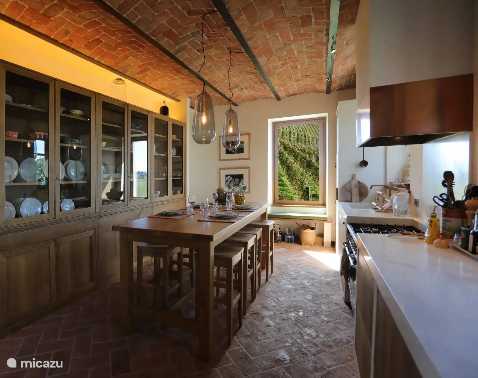 Eetkamer vanaf de voorkant genomen.