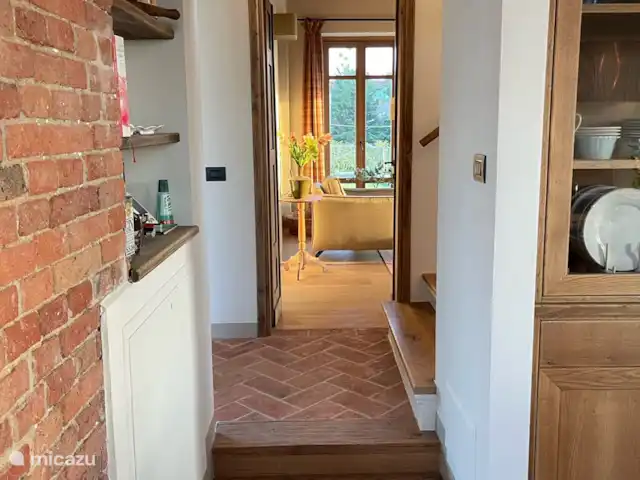 Casa Rinaldi  | Italie, Piémont, Monforte D Alba - maison de vacances Passage de la cuisine au séjour avec l'escalier vers le 1er étage au milieu.