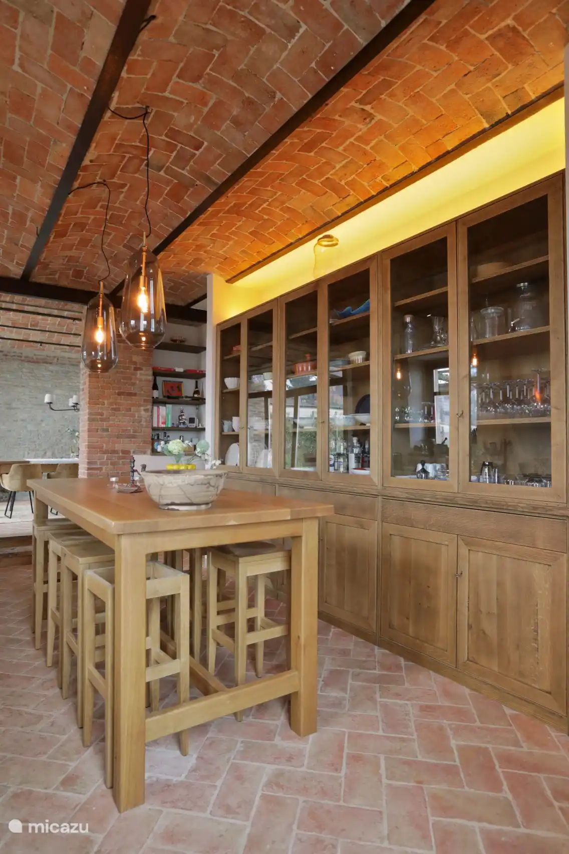 Heerlijke ruime bartafel om aan te ontbijten of te borrelen.