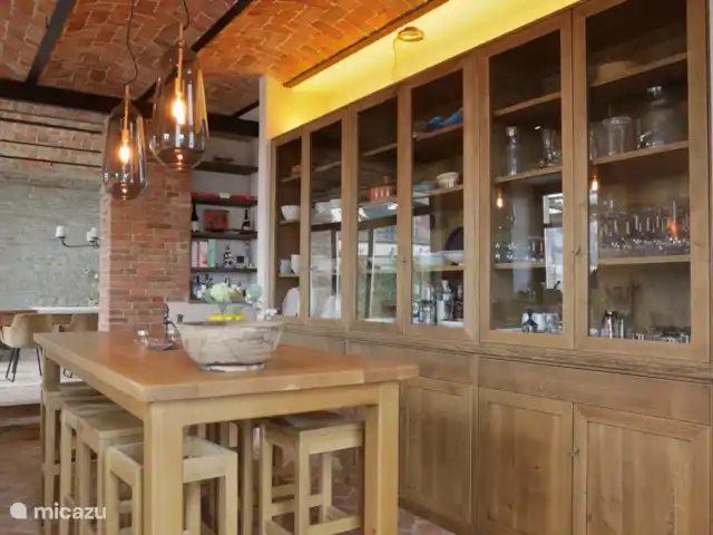 Casa Rinaldi  | Italie, Piémont, Monforte D Alba - maison de vacances Belle table de bar spacieuse pour le petit-déjeuner ou les boissons.