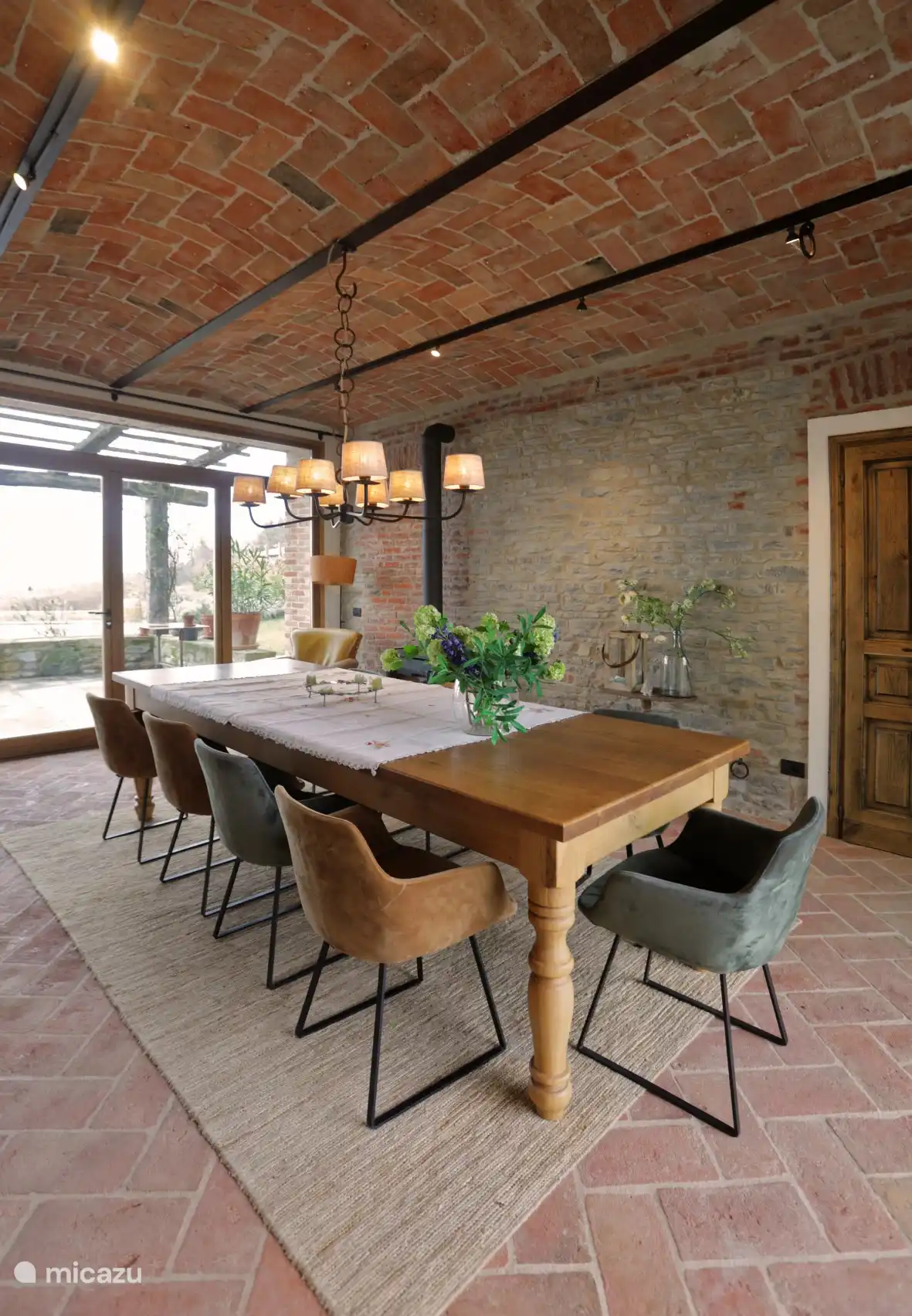 Eetkamer met grote eettafel. 