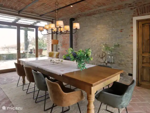 Casa Rinaldi  | Italie, Piémont, Monforte D Alba - maison de vacances Salle à manger avec grande table à manger.