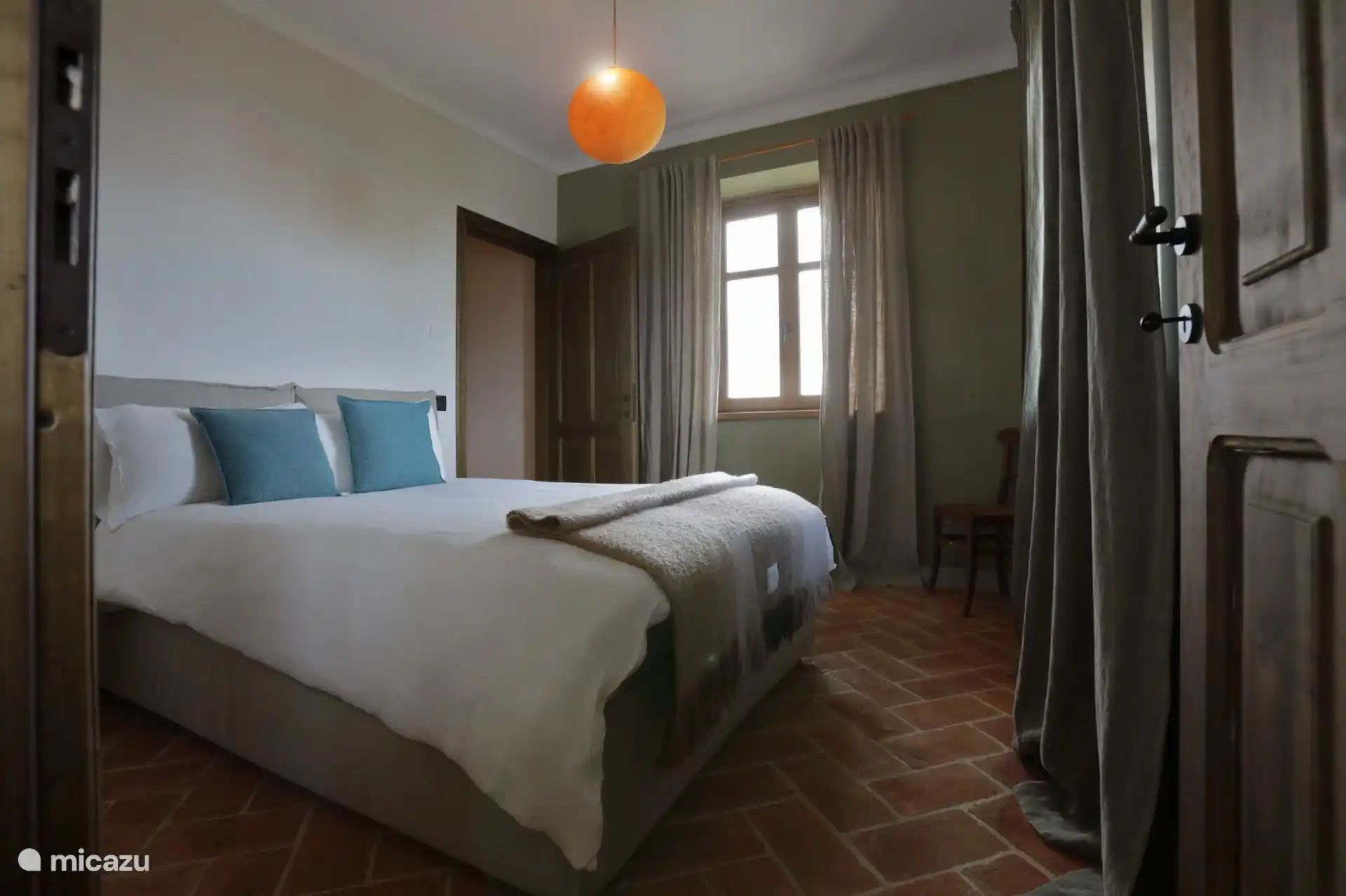 Slaapkamer met deur naar badkamer 