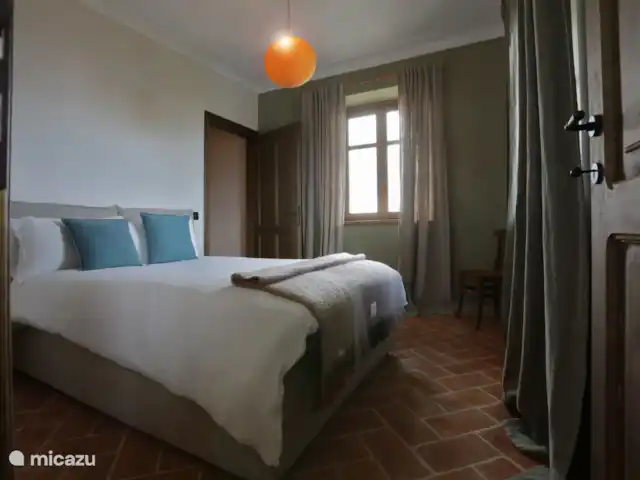 Casa Rinaldi  | Italie, Piémont, Monforte D Alba - maison de vacances Chambre avec porte vers salle de bain