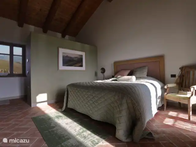 Casa Rinaldi  | Italie, Piémont, Monforte D Alba - maison de vacances Chambre avec balcon et salle de bain