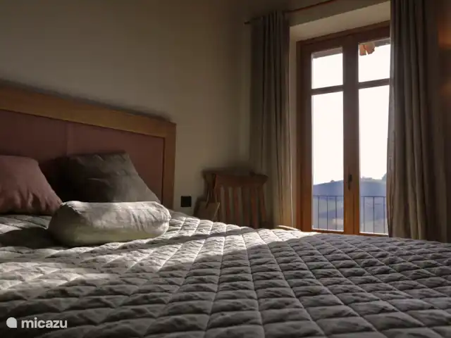 Casa Rinaldi  | Italie, Piémont, Monforte D Alba - maison de vacances Chambre avec balcon et salle de bain