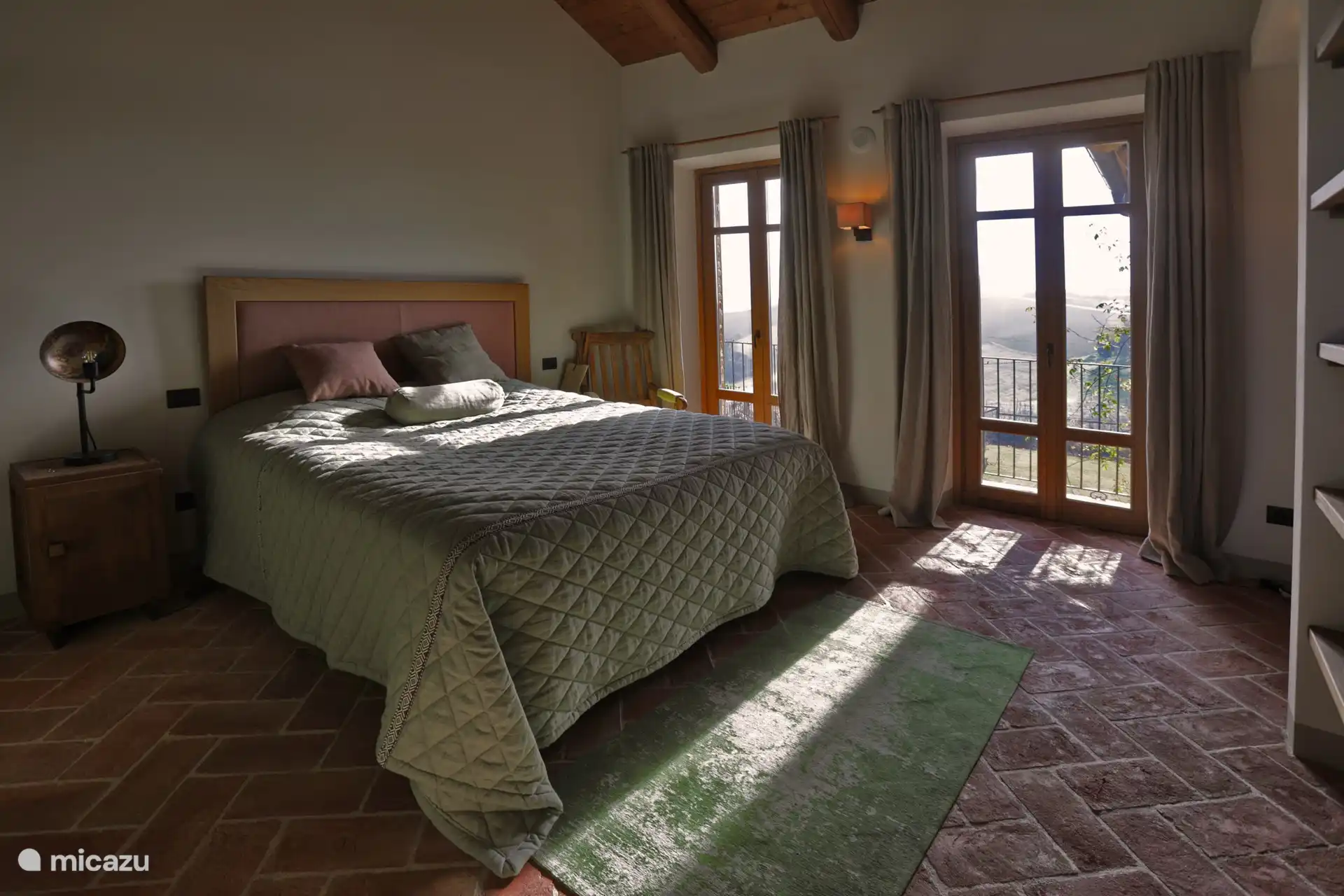 Slaapkamer met balkon en badkamer 