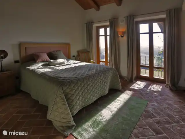 Casa Rinaldi  | Italie, Piémont, Monforte D Alba - maison de vacances Chambre avec balcon et salle de bain