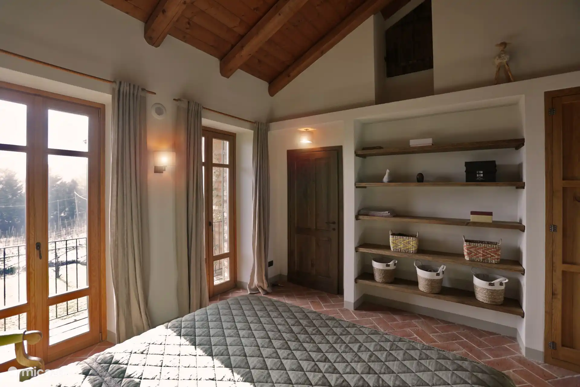 Slaapkamer met balkon en badkamer 