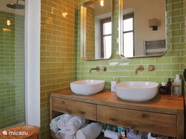 Casa Rinaldi  | Italie, Piémont, Monforte D Alba - maison de vacances Salle de bain dans la chambre, douche, WC et 2 lavabos