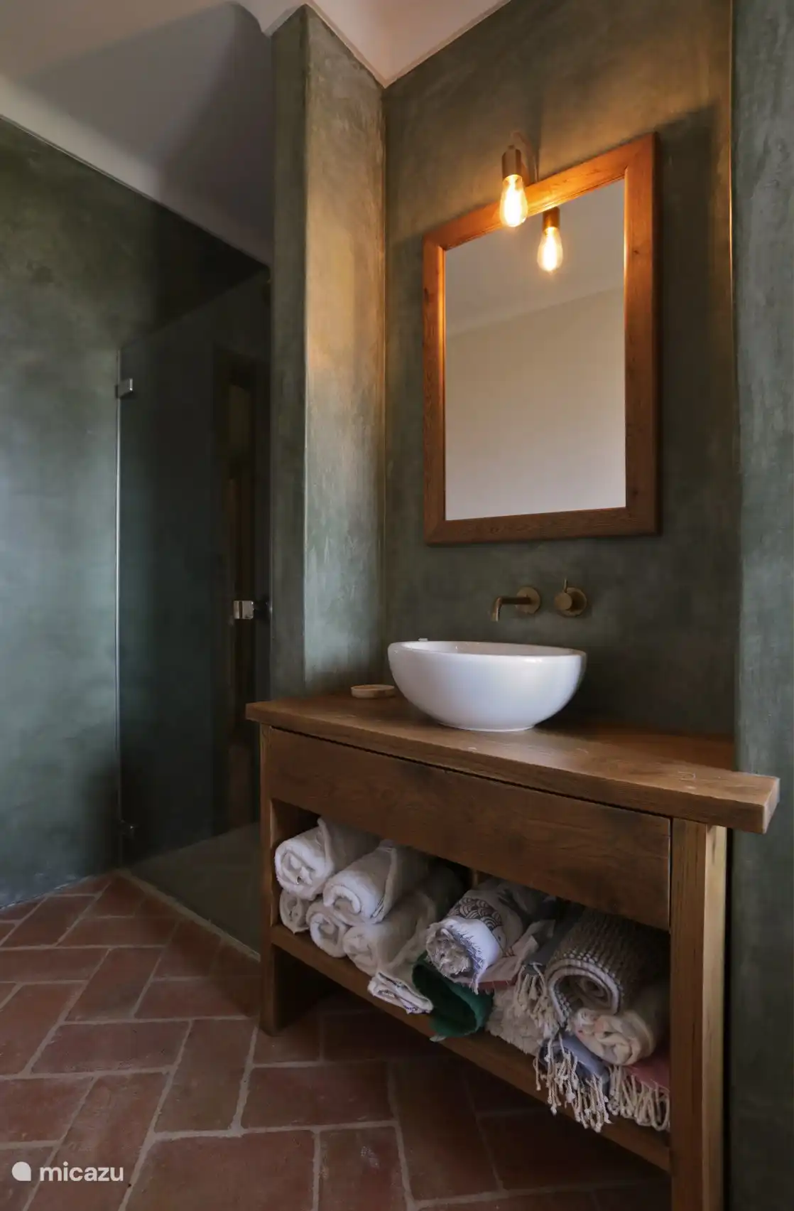 Badkamer met douche, toilet en wastafel